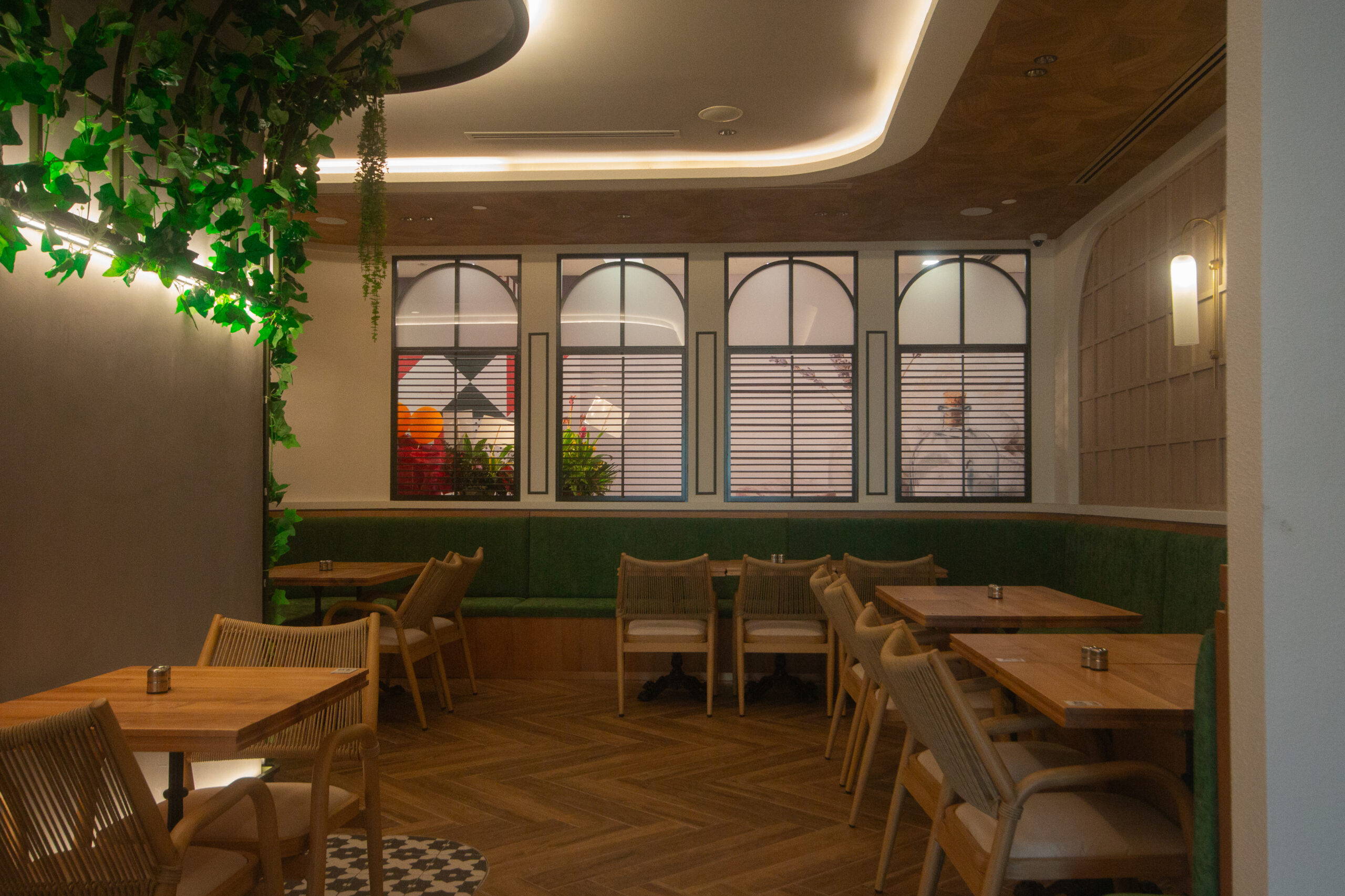 astons-steak-and-salad-marina-square-interior-corner-dining-space