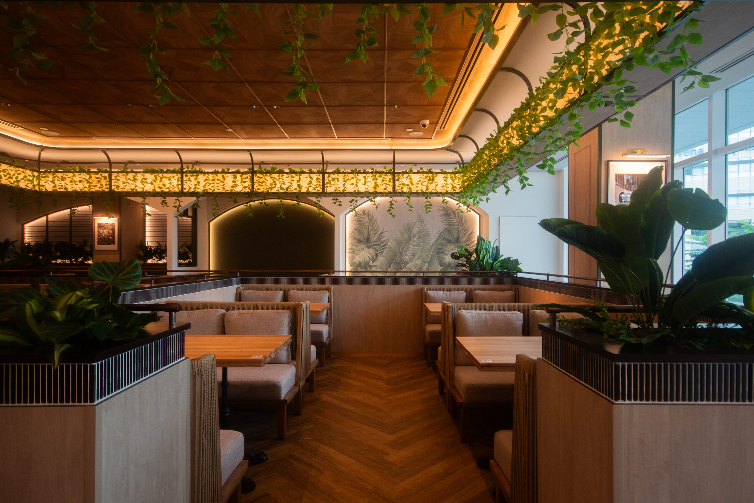 astons-steak-and-salad-marina-square-interior-main-dining-space